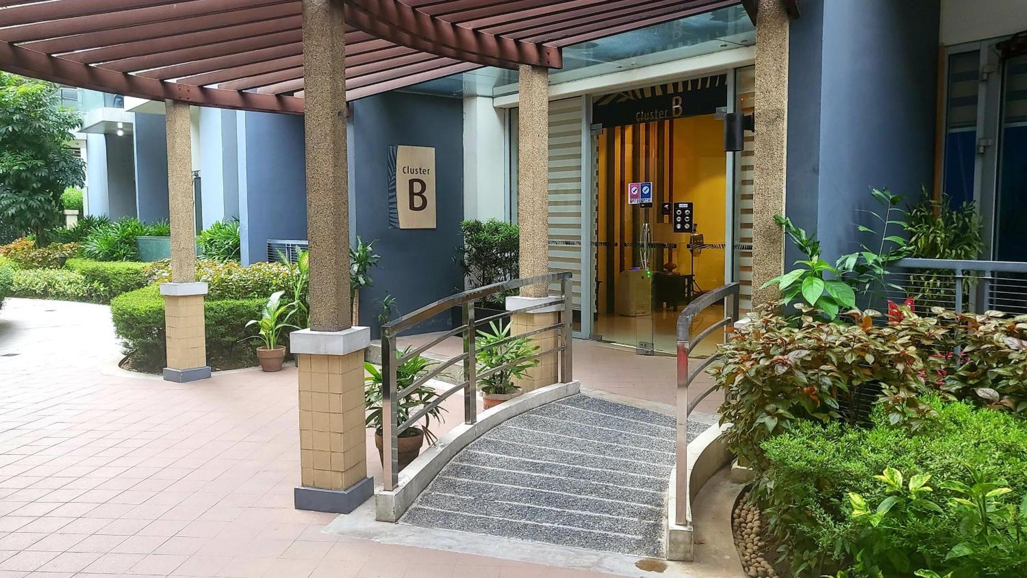 One Palm Tree Villas Condominium - Studio 7Th Fl With Balcony - Across Terminal 3 Airport Pasay Bagian luar foto