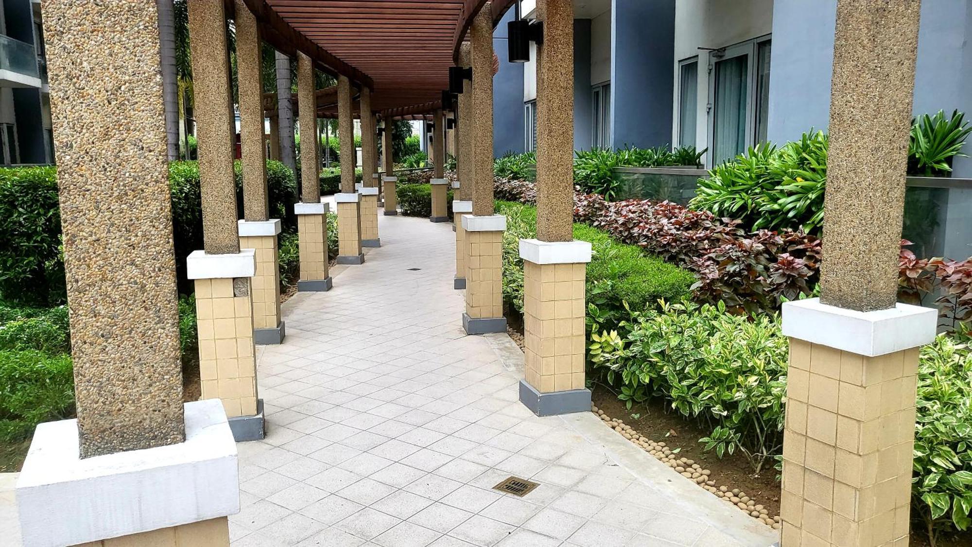 One Palm Tree Villas Condominium - Studio 7Th Fl With Balcony - Across Terminal 3 Airport Pasay Bagian luar foto