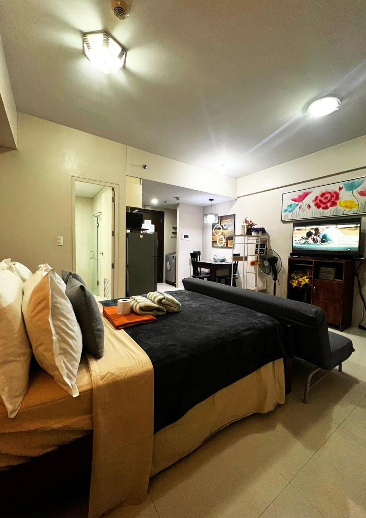 One Palm Tree Villas Condominium - Studio 7Th Fl With Balcony - Across Terminal 3 Airport Pasay Bagian luar foto