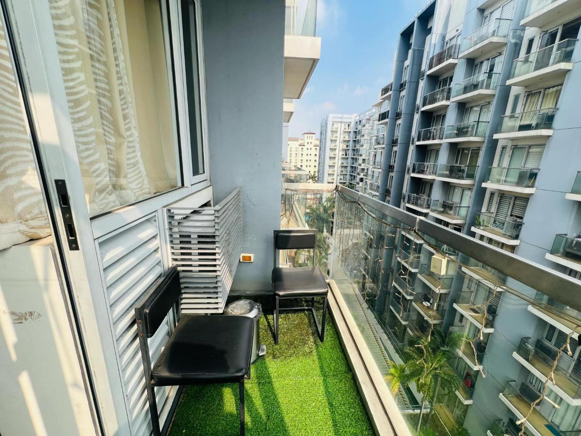 One Palm Tree Villas Condominium - Studio 7Th Fl With Balcony - Across Terminal 3 Airport Pasay Bagian luar foto
