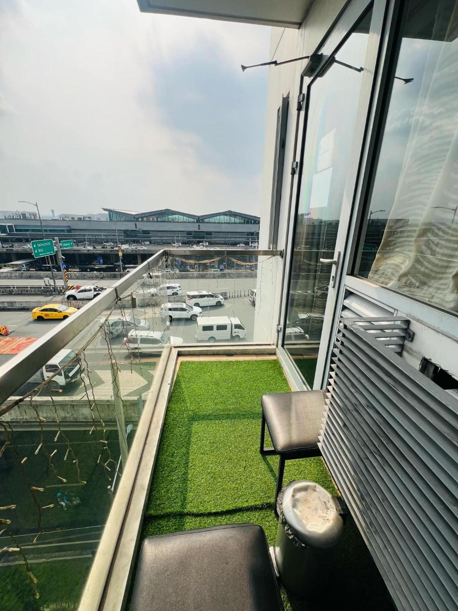 One Palm Tree Villas Condominium - Studio 7Th Fl With Balcony - Across Terminal 3 Airport Pasay Bagian luar foto
