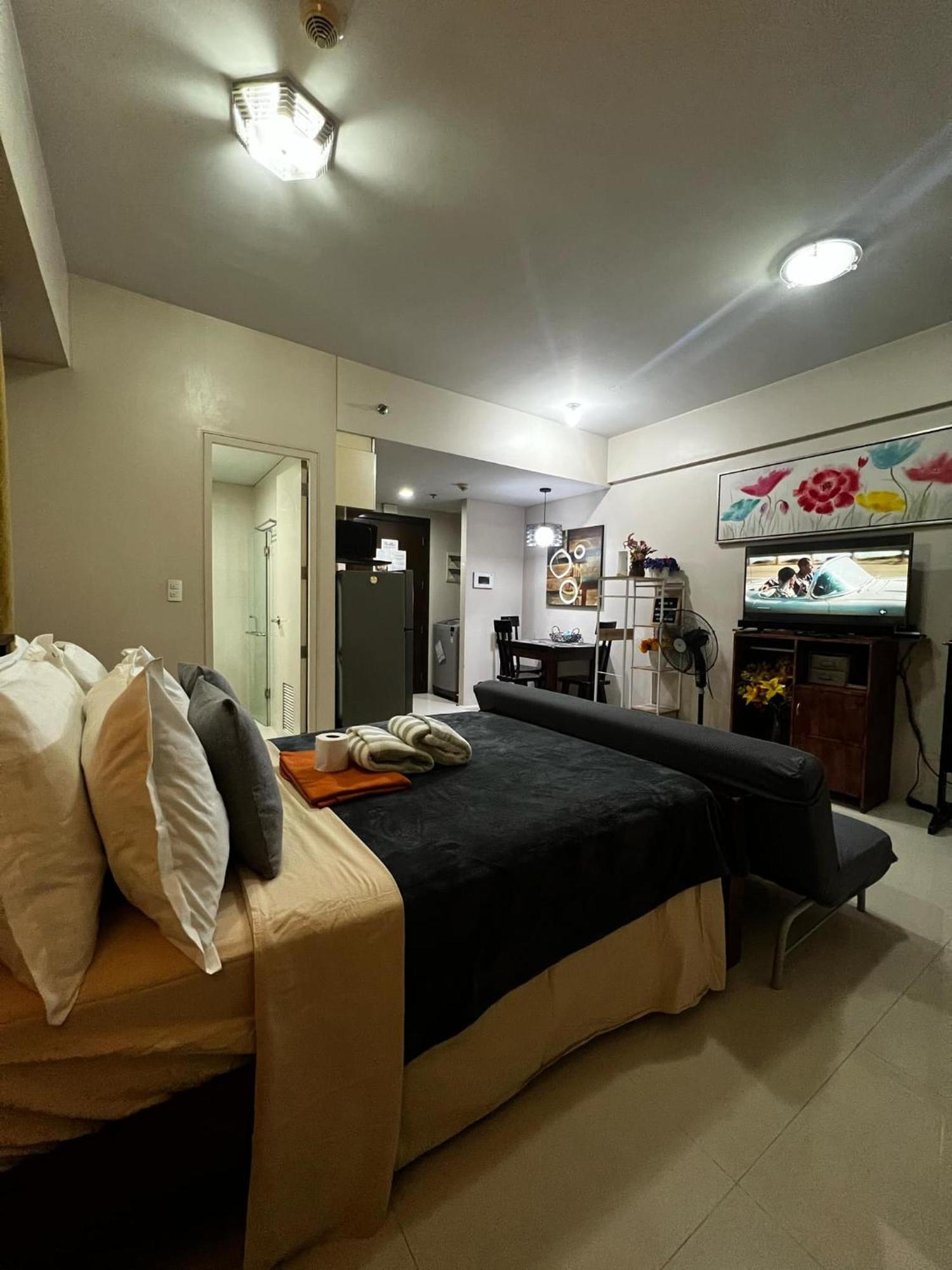 One Palm Tree Villas Condominium - Studio 7Th Fl With Balcony - Across Terminal 3 Airport Pasay Bagian luar foto